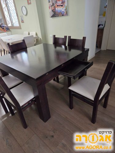 שולחן וכיסאות לפינת אוכל