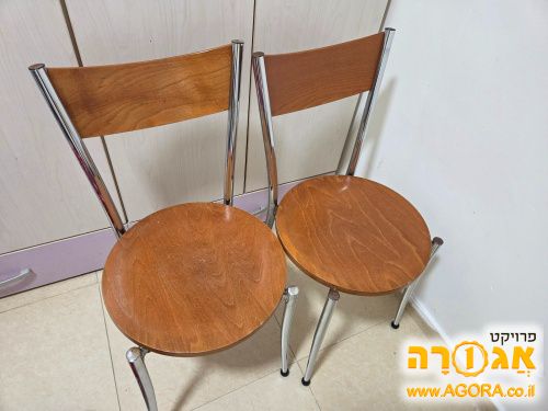 כיסאות עץ