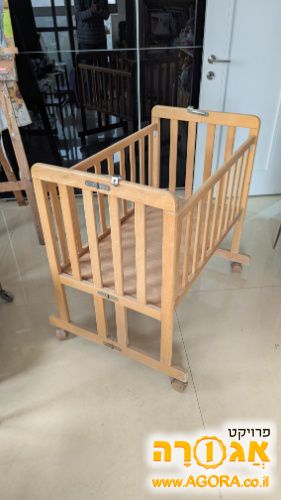 עריסת תינוק במצב מצוין, ללא מזרן