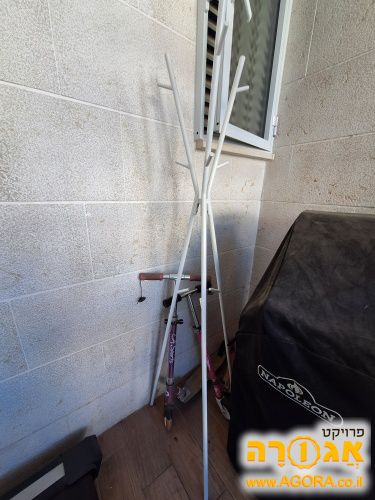 מעמד למעילים ולתיקים