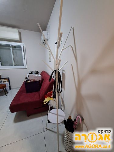 מתקן למעילים ולתיקים