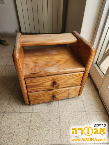 שידה ליד המיטה