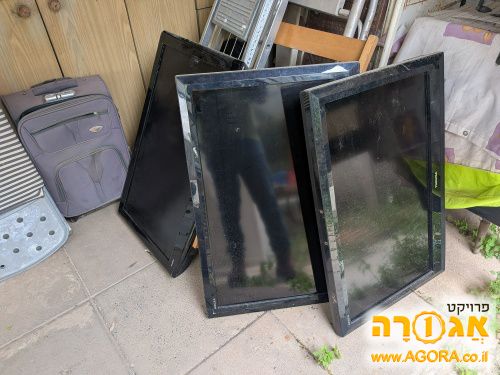 שלוש טלויזיות