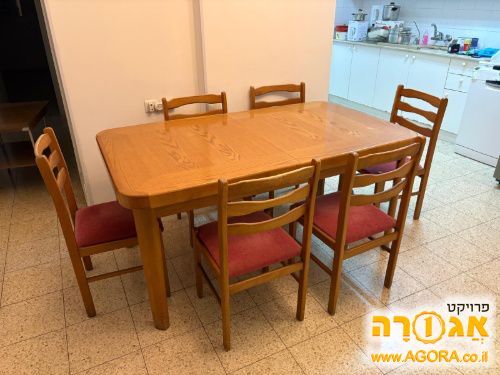 שולחן וכיסאות