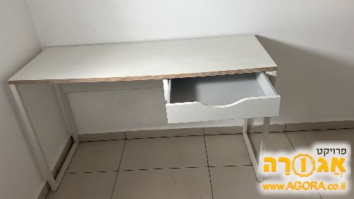 שולחן עבודה עם מגירה