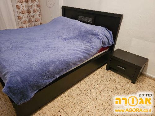 מיטה (ללא מזרון) וסט שידות צד מעץ מלא