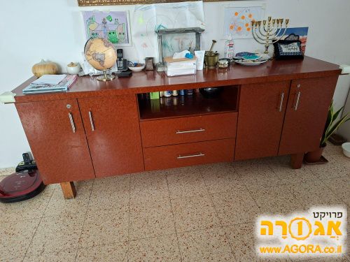 מזנון עשוי מעץ סנדויץ
