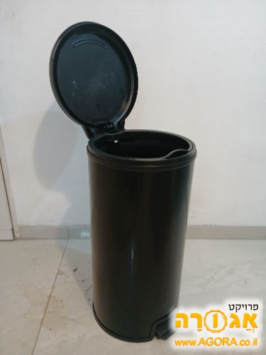 פח שחור קטן לבית עם מכסה