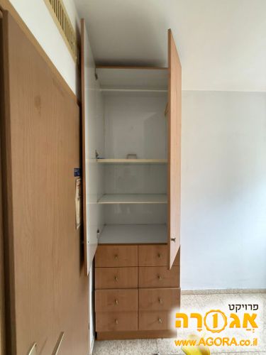 ארון צר וגבוה