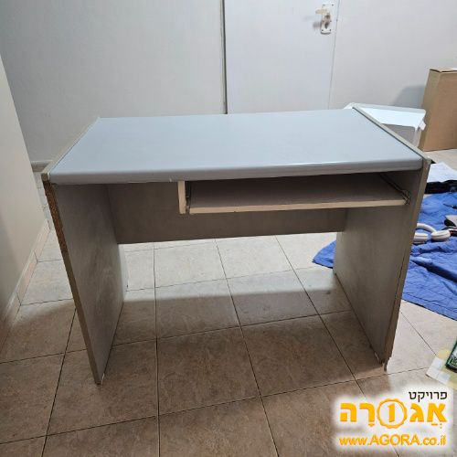 שולחן מחשב עם מגירה נשלפת
