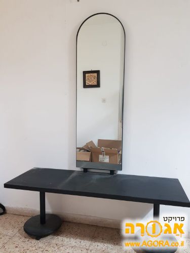 מראה ושולחן יחידה אחת, על גלגלים