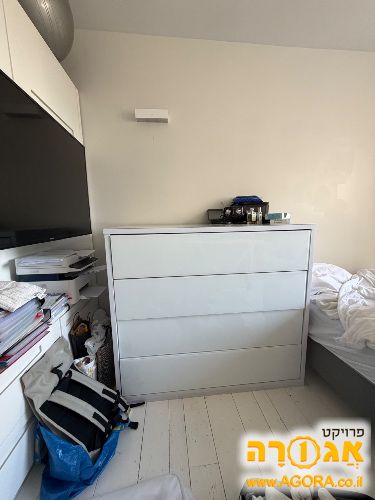 שידת מגרות מאוד גדולה