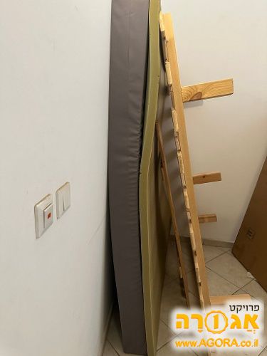 מיטת עץ ומזרן 140X190 במצב מצויין
