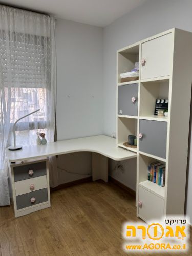 שולחן כתיבה פינתי עם כוורת