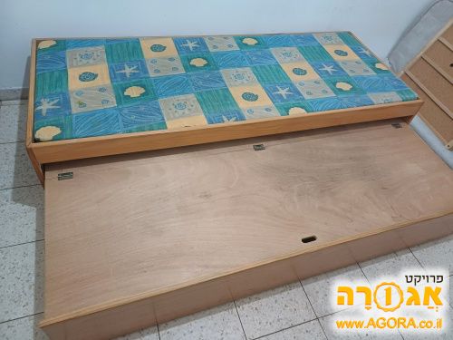 מיטת ילדים מעץ מלא עם ארגז
