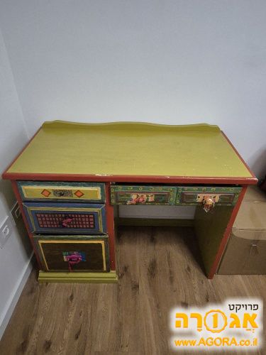 שולחן עץ לתלמידים צבוע ביד