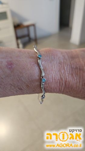 צמיד עם אבנים כחולות