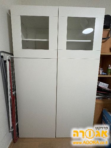 ארון לבן עם דלתות