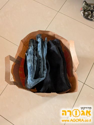 שקית עם בערך 20 מכנסי בנים