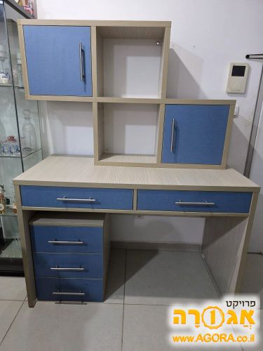 פינת עבודה- שולחן, מגירות, וכוורת