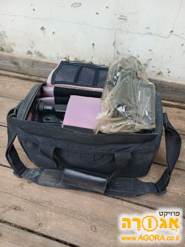 מצלמת וידאו ישנה עם אבזור ארוז בתוך תיק