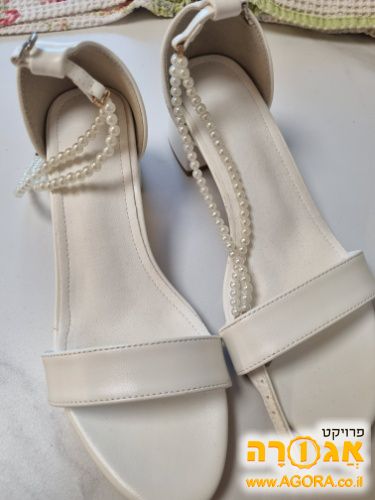סנדל עקב לבן