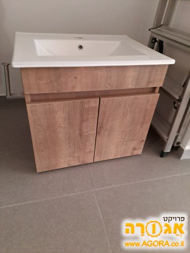 כיור וארונית למקלחת