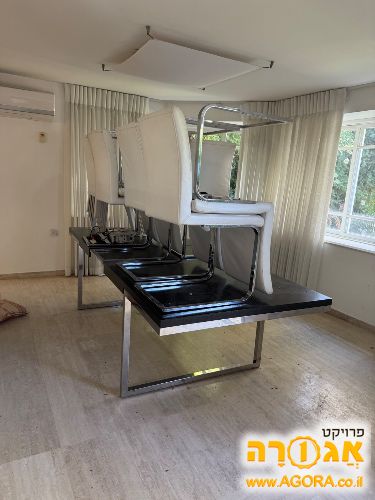 שולחן וכסאות