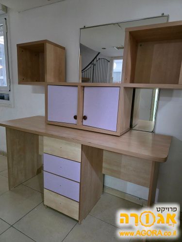 כוורת ושלחן
