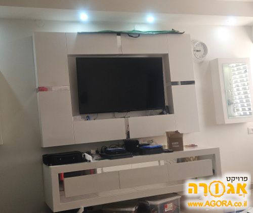 מזנון ומסגרת טלוויזיה