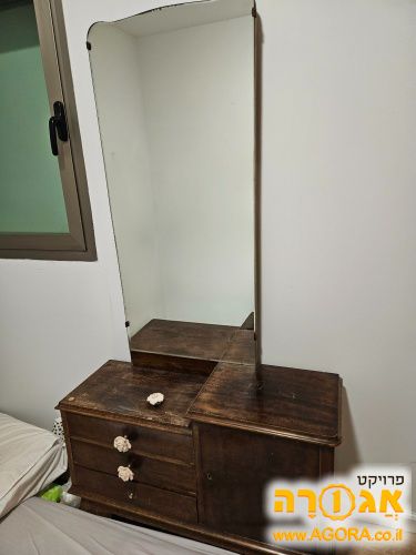 שידת איפור עתיקה עם מראה