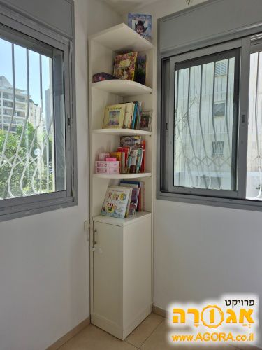 ספרייה פינתית