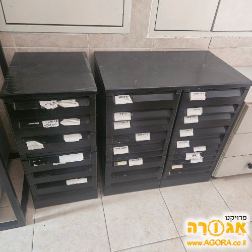 כוננית מגירות שחורה