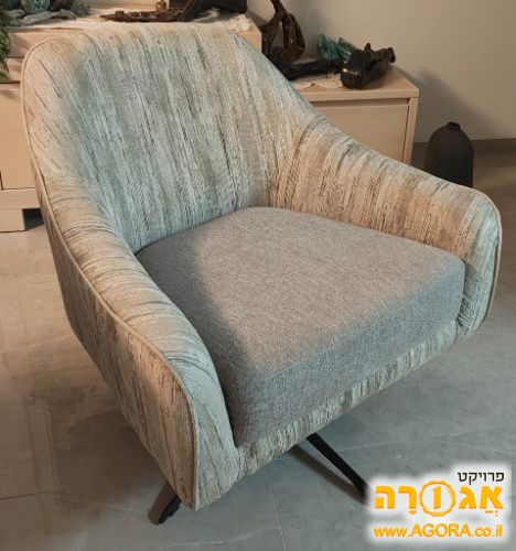 כורסה במצב טוב מאד