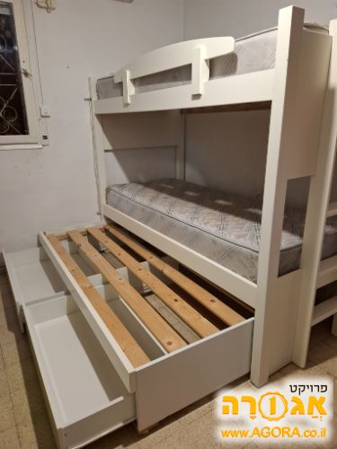 מיטת קומותיים נפתחת עם מגרות ללא המזרנים