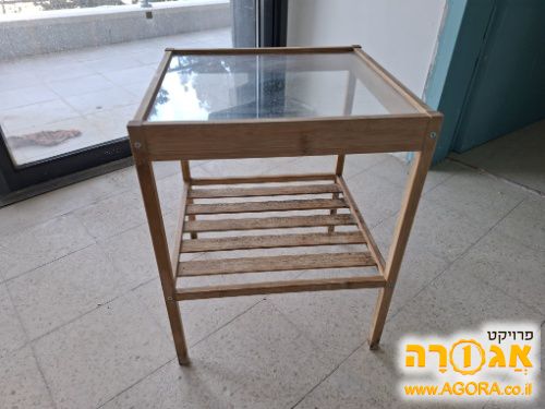 שולחן צד קטן עם זכוכית