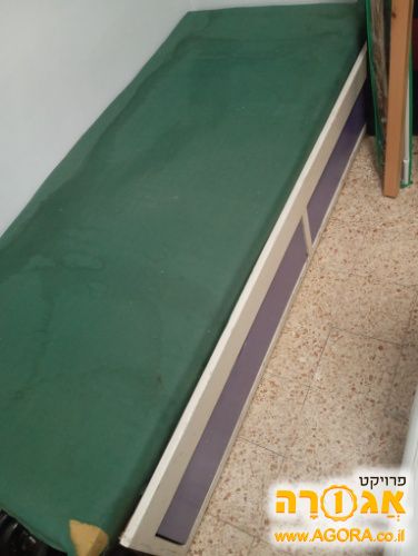 מיטה עם מגרות
