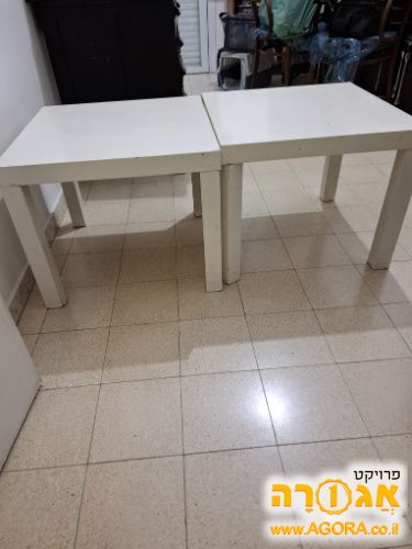 שני שולחנות איקאה קטנים בצבע לבן