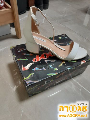 סנדלי עקב לבן