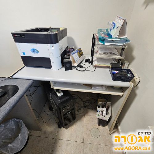 שולחן מחשב עם מגירה נשלפת