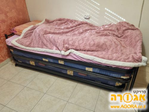מיטת הירייזר שלישיה