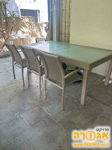 שולחן עם כסאות לחצר
