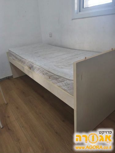 מיטת ילדים יחיד עם מיטת חבר