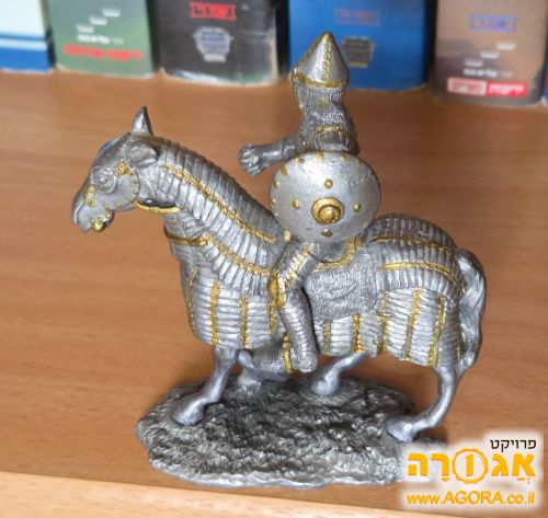 פסלון אביר פרש על סוס