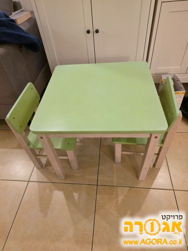 שולחן עם שני כיסאות לקטנטנים