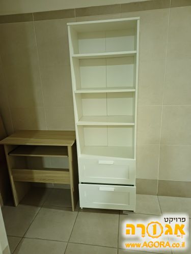 כוננית ושולחן כתיבה