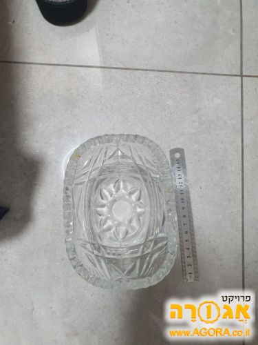קערה קטנה. כנראה קריסטל. שקןף עם עיטורים