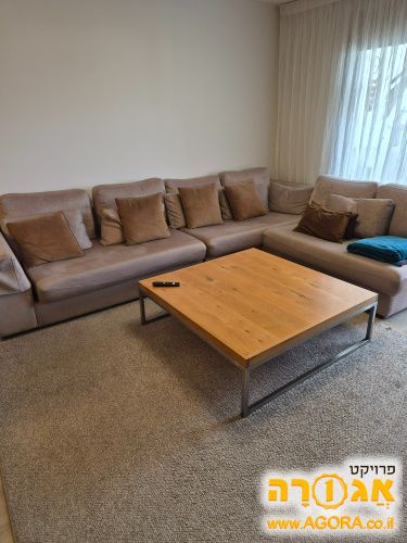 סלון פינתי במצב מצוין כולל שולחן מעץ מלא