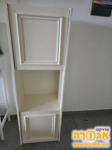 ארונית לקיר עם שתי דלתות