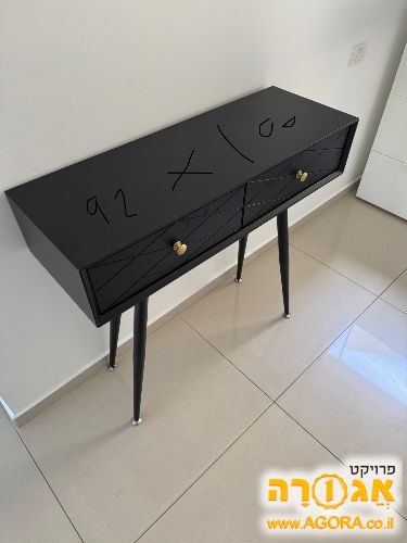קונסולה עומדת עם מגירות